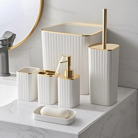Kit de acessórios de banheiro branco com dourado